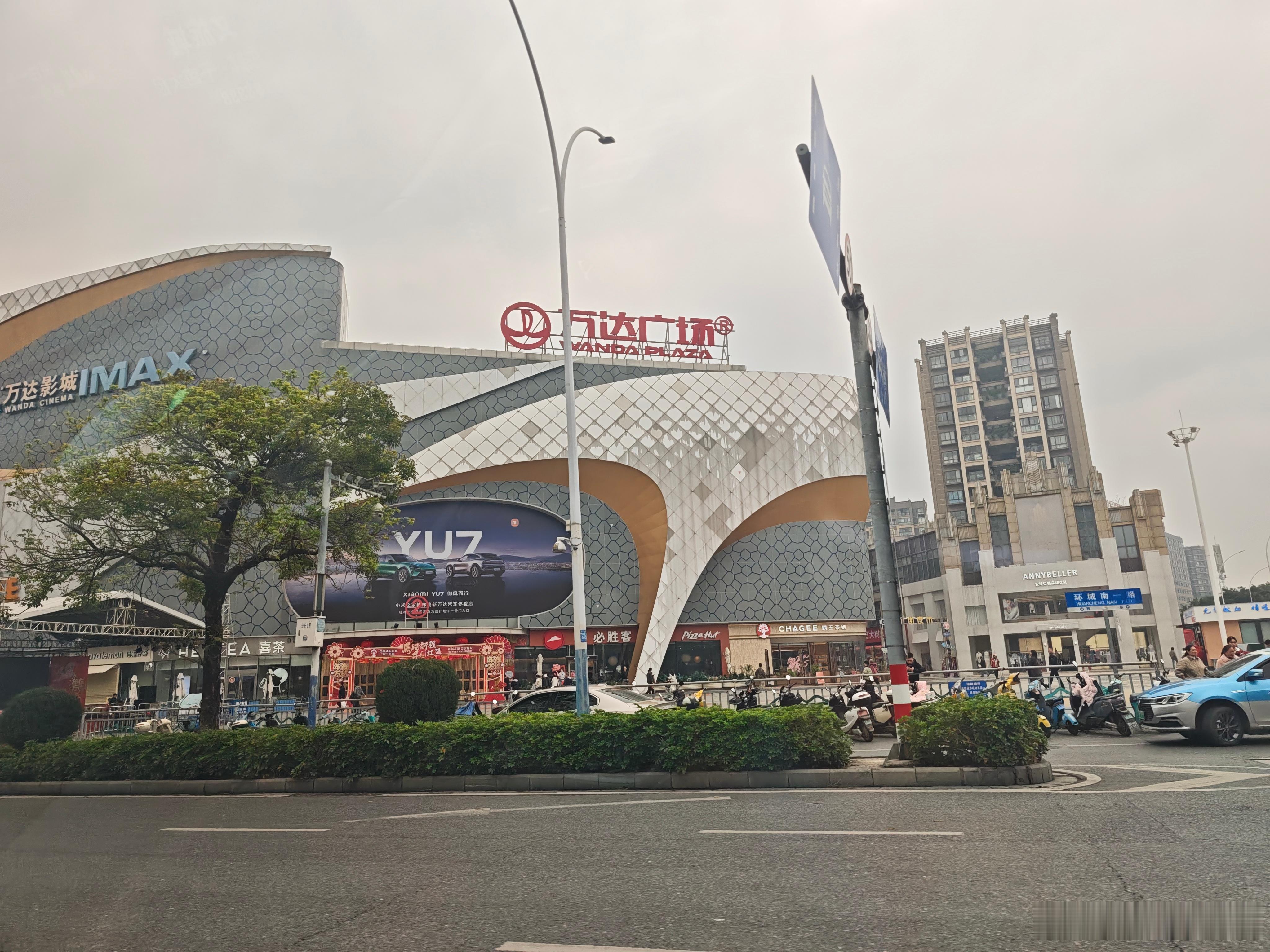 第一次见小米YU7在商场门头的广告 我好像在广州没见过这么大阵仗，你们的城市有吗