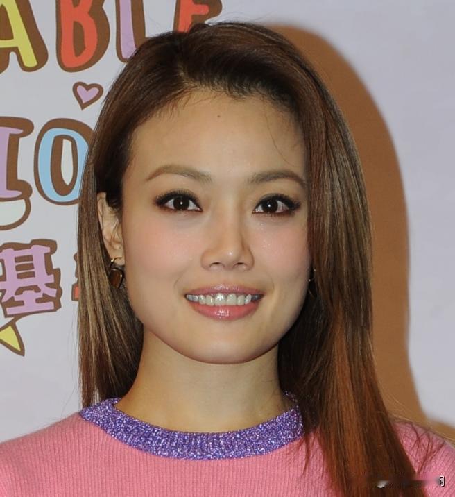 1998年的一个深夜，杨受成把容祖儿叫到酒店给他唱歌，大大咧咧的容祖儿想都没想就
