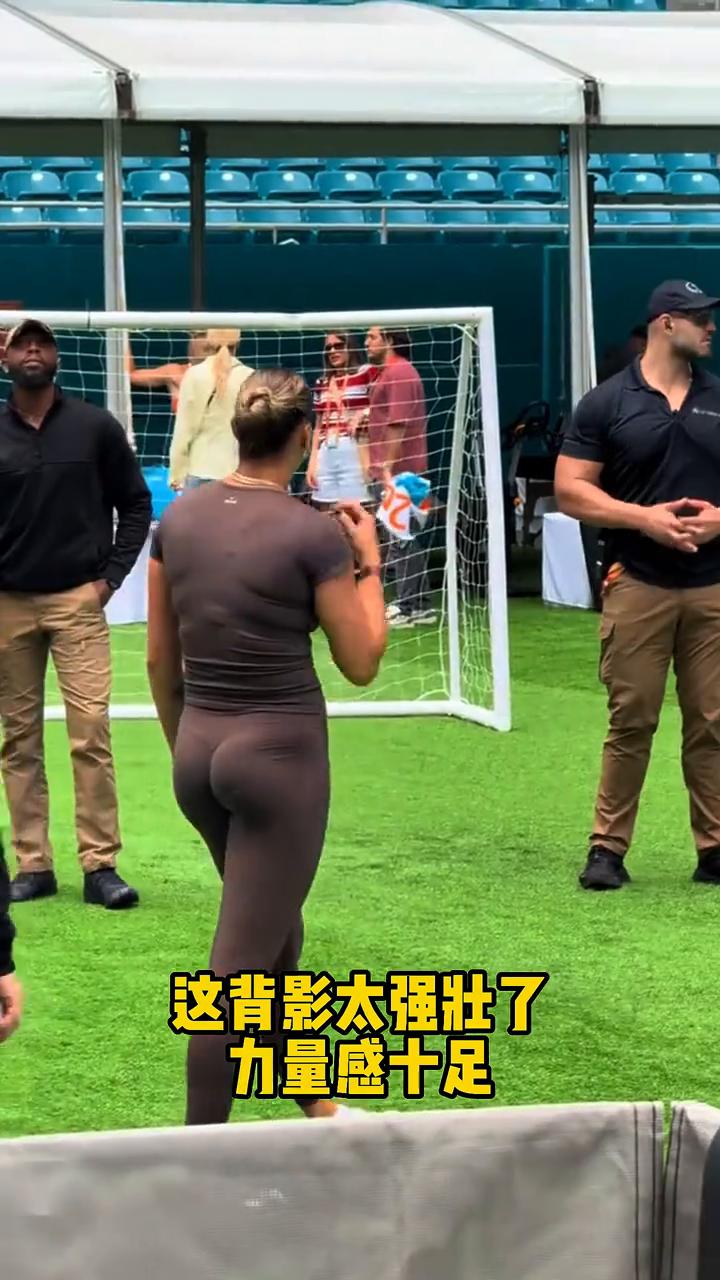 萨巴伦卡备战迈阿密站，赛前热身训练。
这背影太强壮了，力量感十足，笑容好治愈，不