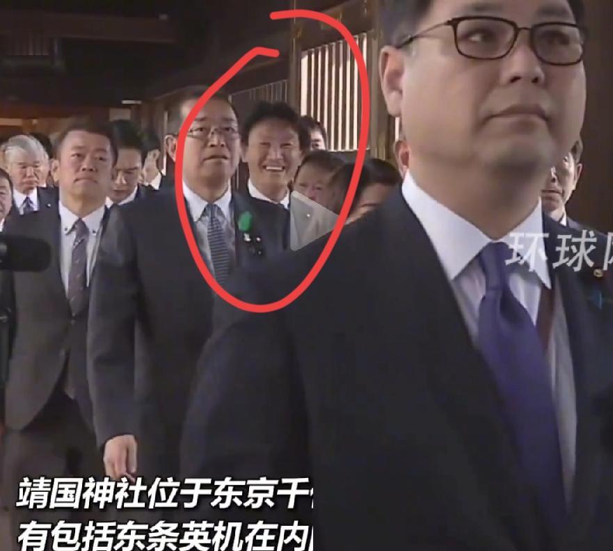 日本议员拜鬼，也有嬉皮笑脸摸鱼的，看看这个中分头男议员笑得，还有一个年轻女议员，