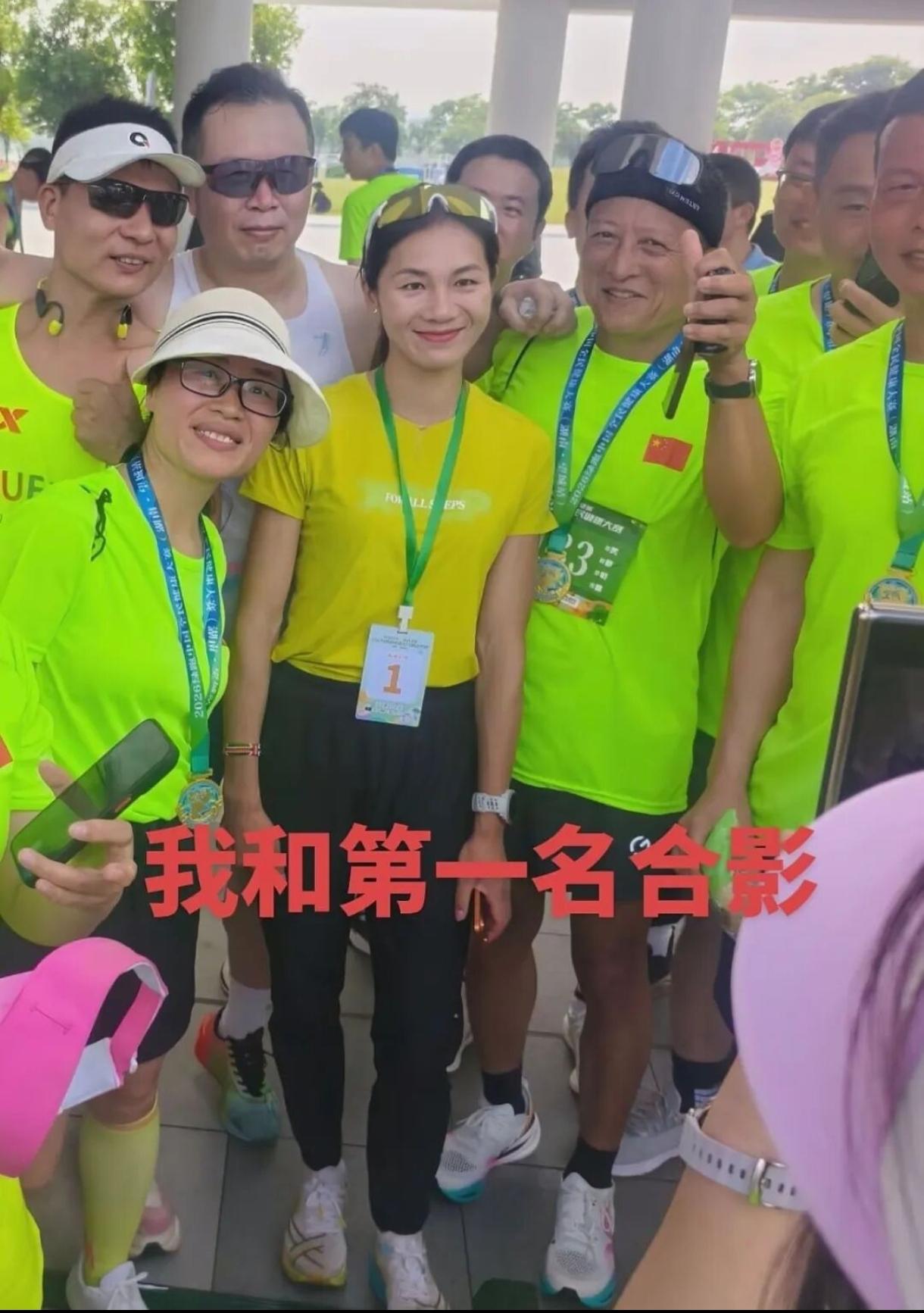 湖南马拉松一姐黄菲，家门口封神夺冠🔥
 
今天母亲节，2026绿跑中国望城站1