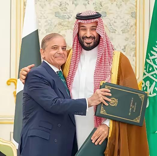 中东局势一夜剧变！沙特突然宣布，依照两国联合防御协议，正式将阿卜杜勒-阿齐兹国王