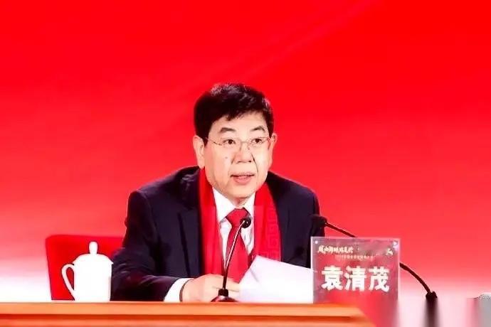 汾酒董事长一句话戳破行业真相：
白酒的难，根本不是行情差，
而是过去靠
“非自费