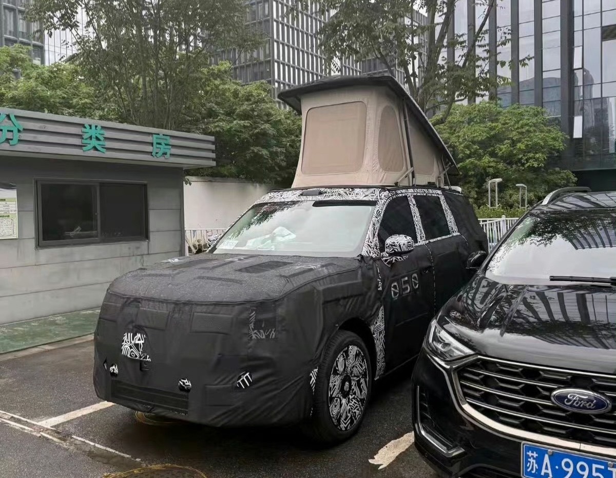 这个“原厂”车顶帐篷，看着有点意思，想知道是从车内上去，还是车外。