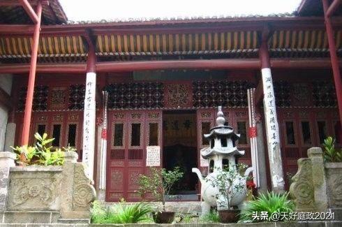 象棋思维，是浓缩在方寸棋盘里的博弈哲学。它讲究走一子、思三招，落子前预判对手动向