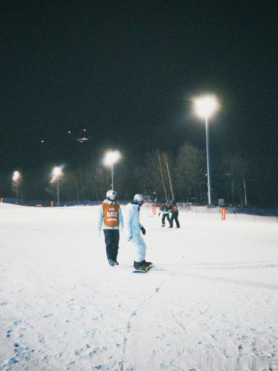 刘耀文夸自己滑雪有天赋刘耀文依旧爱你老己 刘耀文依旧爱你老己！ 