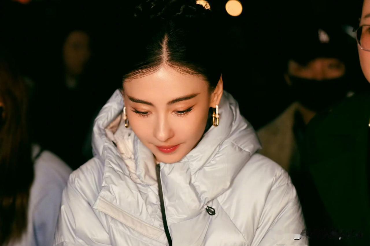 张柏芝刘亦菲这几张图张也太绝了吧！
柏芝和天仙这个角度真的绝了，眉眼神情里都透着