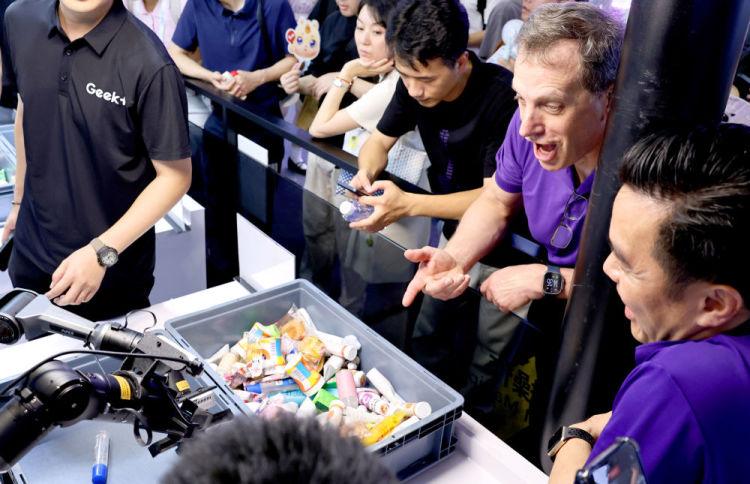 外国企业家正在花最高1.5万美元，飞到中国看机器人和电动车工厂。路透社9月3日报