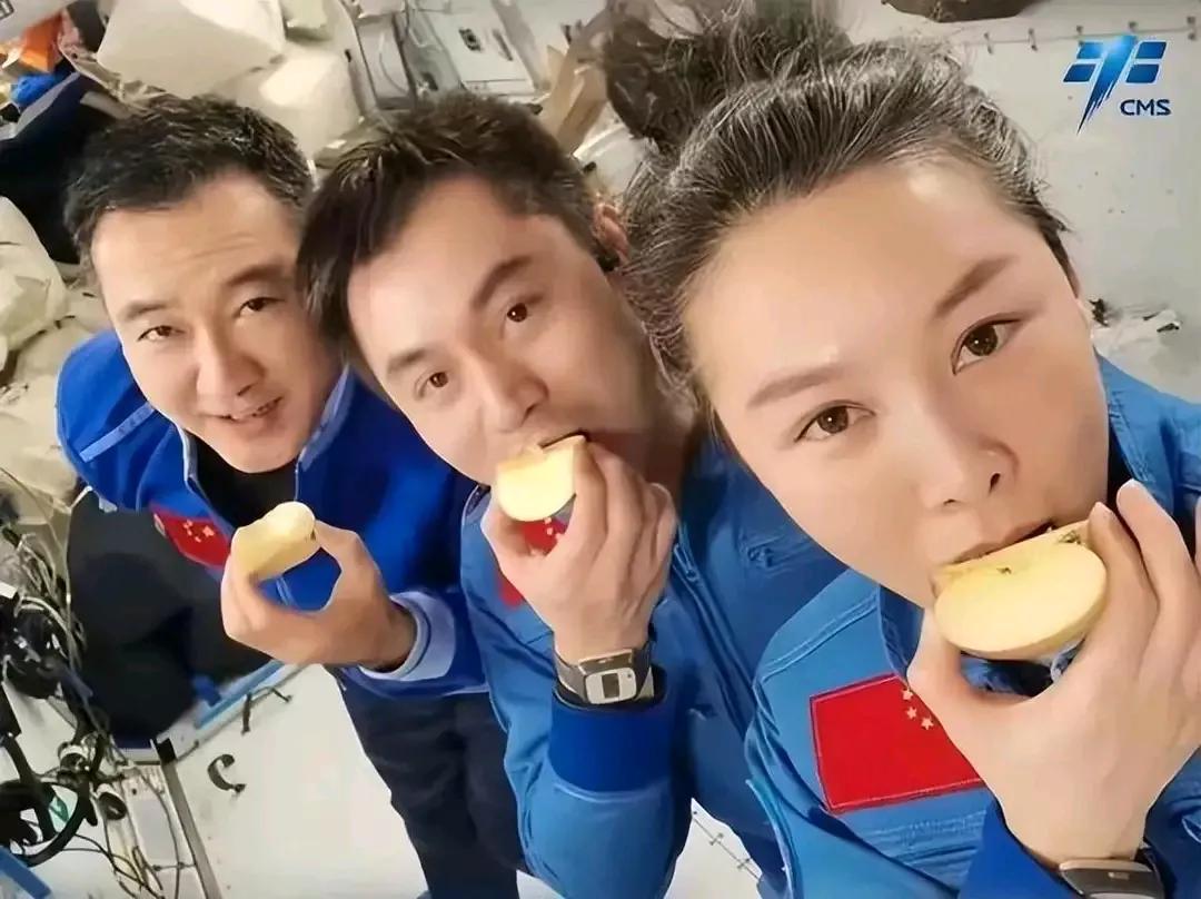 神舟18号载人飞船顺利返航，三位航天员平安回到祖国怀抱，致敬中国航英雄！

 #