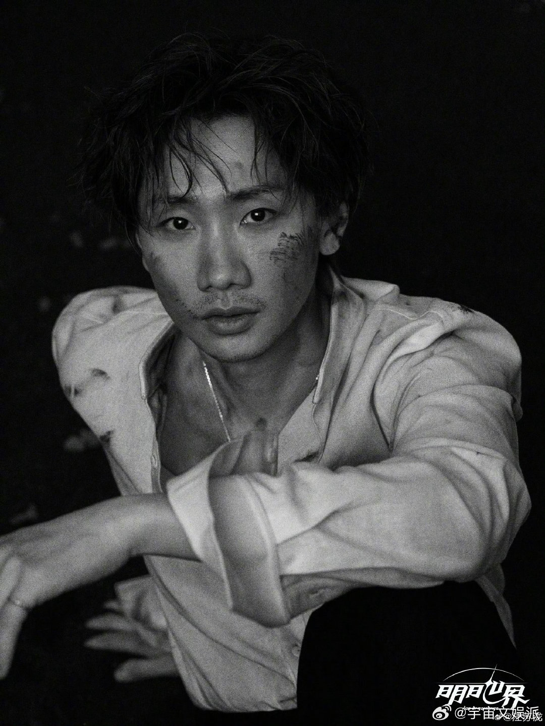 汪苏泷回信AI汪苏泷新歌回信AI汪苏泷明日世界海报面对AI对意义的叩问，汪苏泷用