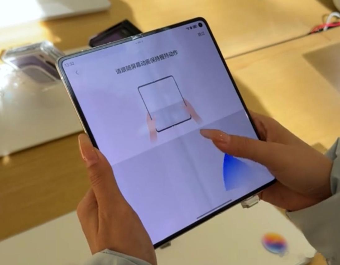 手小的人最想拥有的手机功能手小星人狂喜！以前用大屏手机刷剧爽是爽，但回消息得两只