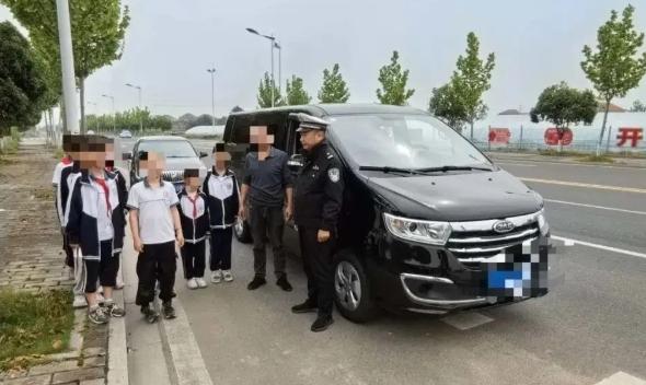 冤不冤！湖南常德一男子，开私家车接送8名学生，每人收25块，一趟下来挣200块。