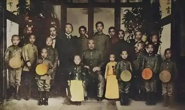 袁世凯当皇帝那阵子，家里俩儿子比他还疯魔。一个带部队抢戏子，一个刻了“皇四子”的
