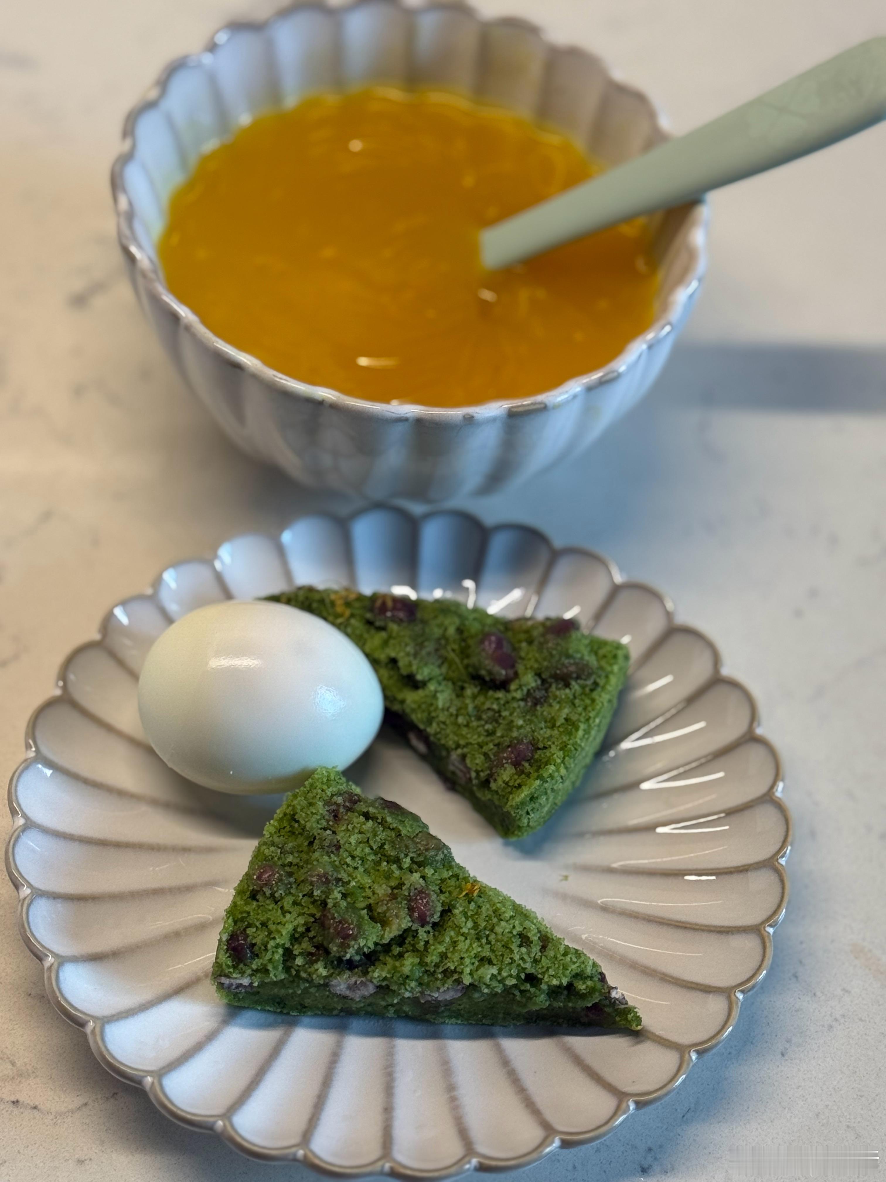 今天早餐：姜黄冲藕粉鸡蛋麦青红豆糕姜黄加多了，吃不惯这个味，之前都加咖啡里面没感