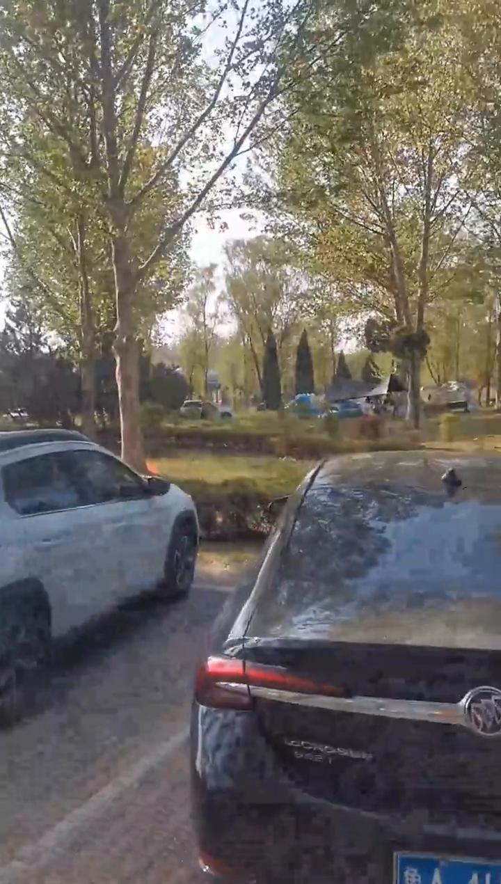 时间在走，年龄在长，我们都在慢慢变老。岁月从不偏袒谁，谁也不会是例外。允许脸上添