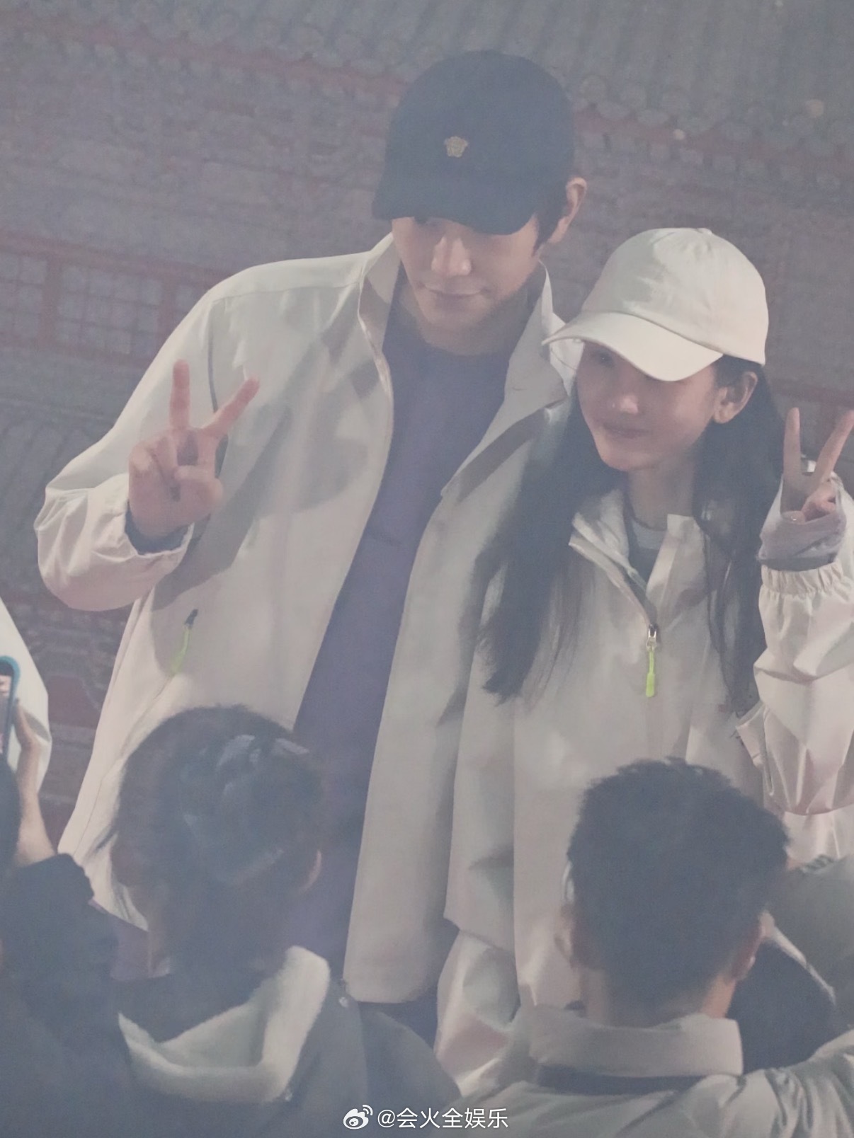 好可爱的两个合照小树杈丁禹兮宋祖儿开机合照丁禹兮宋祖儿开机仪式同框