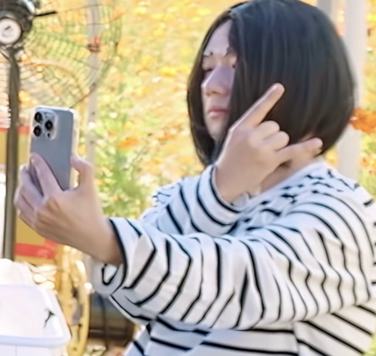 你好种地少年本期最好笑两个表情包分享我大哥这样了还不忘rock &roll呢🤘