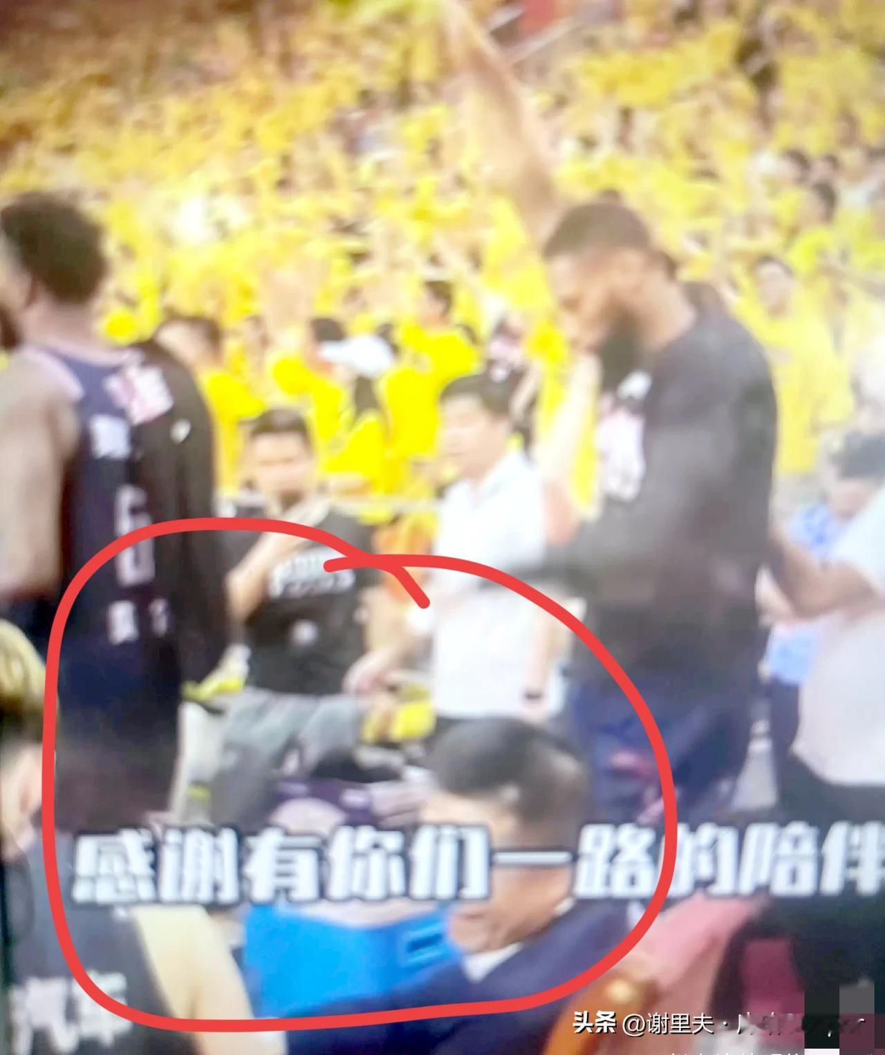 宏远老板陈海涛坐在周琦身边，畅聊续约问题。留住周琦广东可能开启三连冠，但是周琦和
