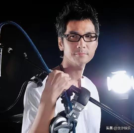 主持人问陈启泰:“你结婚多少年了？”陈启泰说:“28年。”主持人好奇:“不想生个