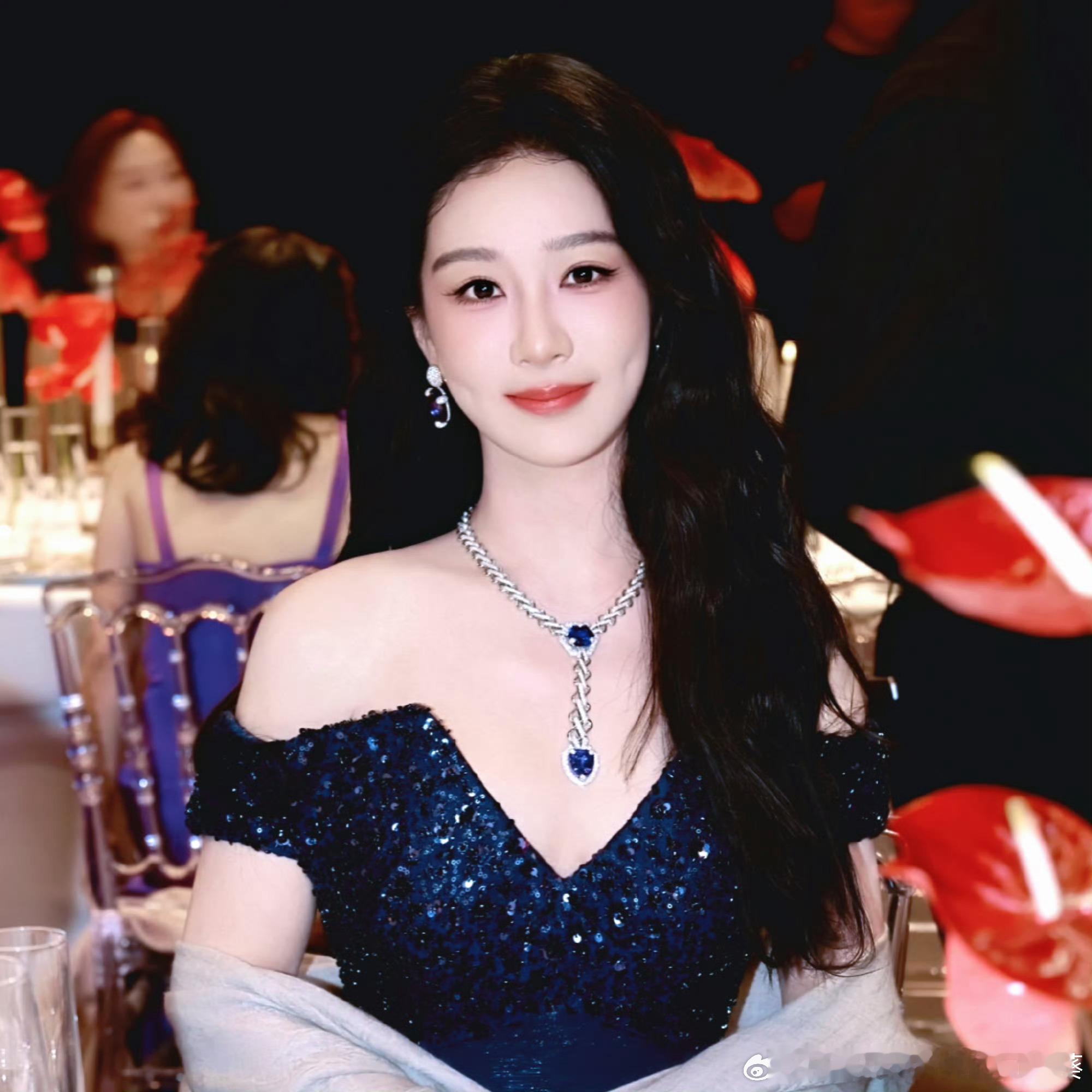 杨紫 生活不一定五彩缤纷，但一定要活出自己的颜色。​​​