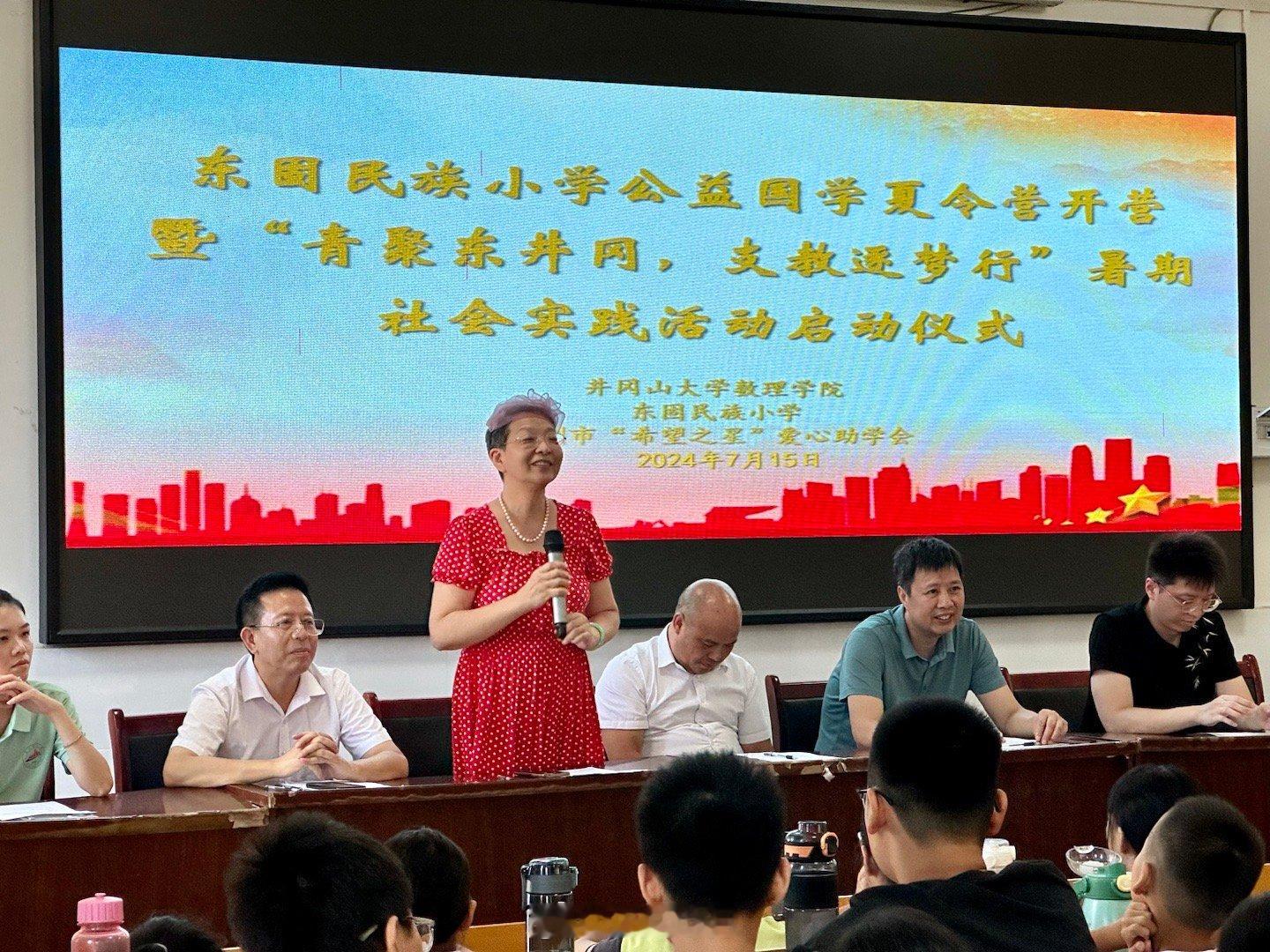 陈姐姐的爱心助学活动开始了！我们驱车3000公里把晨曦兄弟俩送到这里，参加【深圳