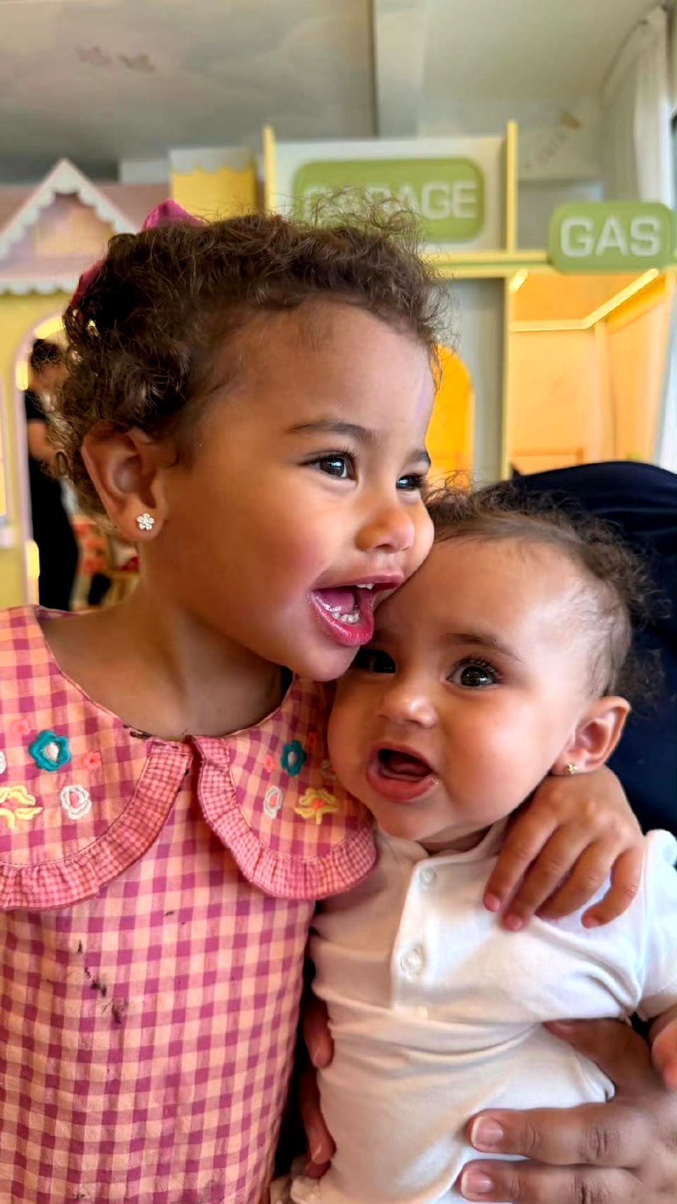 内马尔 玛维和妹妹mel