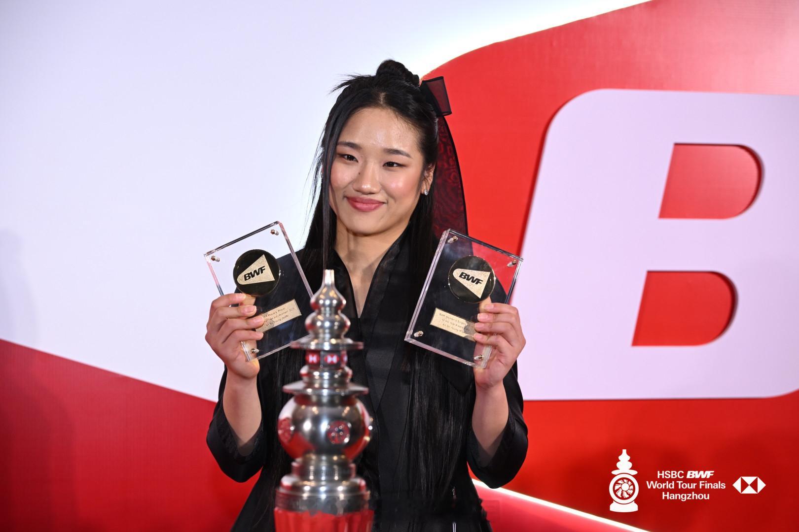 安子这个造型有种似曾相识...羽联总决赛颁奖典礼热点现场