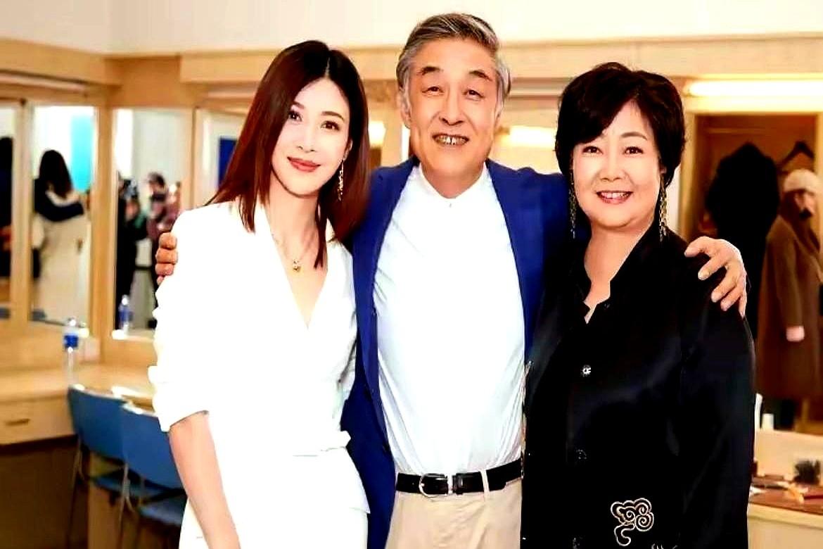 我发现一个怪现象，现在很多人看剧，不看戏，专看热闹。

盯着演员的衣服、表情、站
