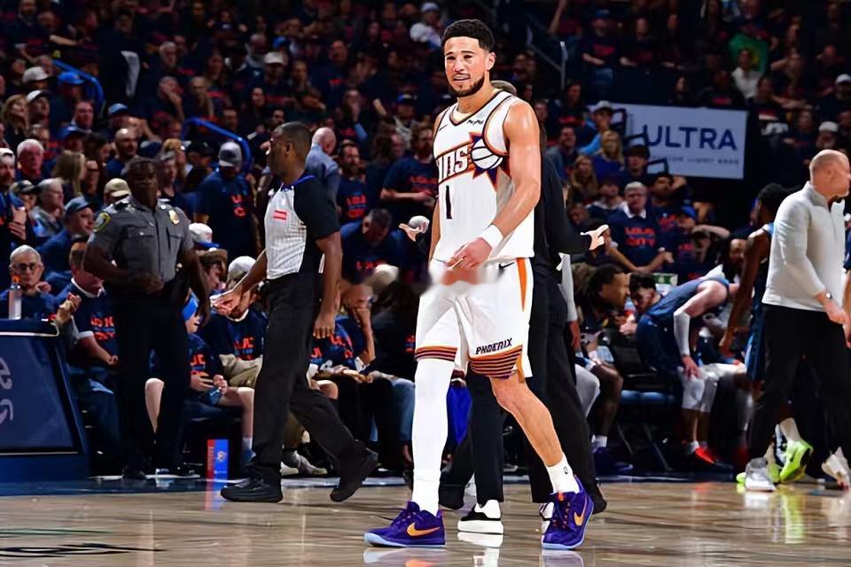 布克这几年不仅得分能力下降，进攻效率下滑，而且传球和组织方面的能力也没有明显的提