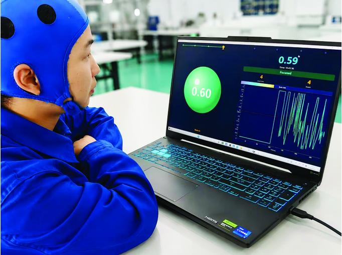 【“脑电头环”试解大学生专注力难题】南京工业职业技术大学仙林校区，同学们戴上无创