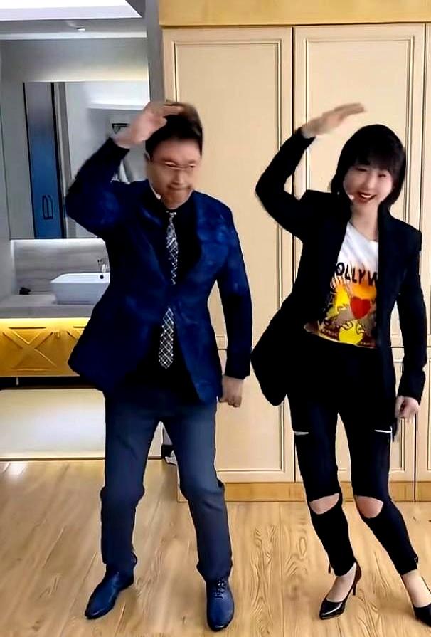 闫学晶王为念跳舞，动作越一致，看着越像在练武。
 

胳膊腿伸得笔直，每一下都带