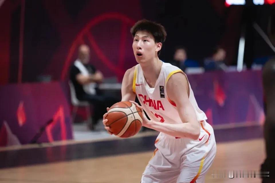 下一站NBA？杨瀚森在今年NBA选秀大会上高位入选，极大地鼓舞了本土年轻球员冲击