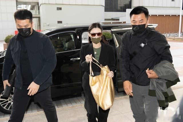 張栢芝今日現身高院驚現「樹根頸」 遭入稟違反經理人合約.45歲張栢芝前年遭前經理