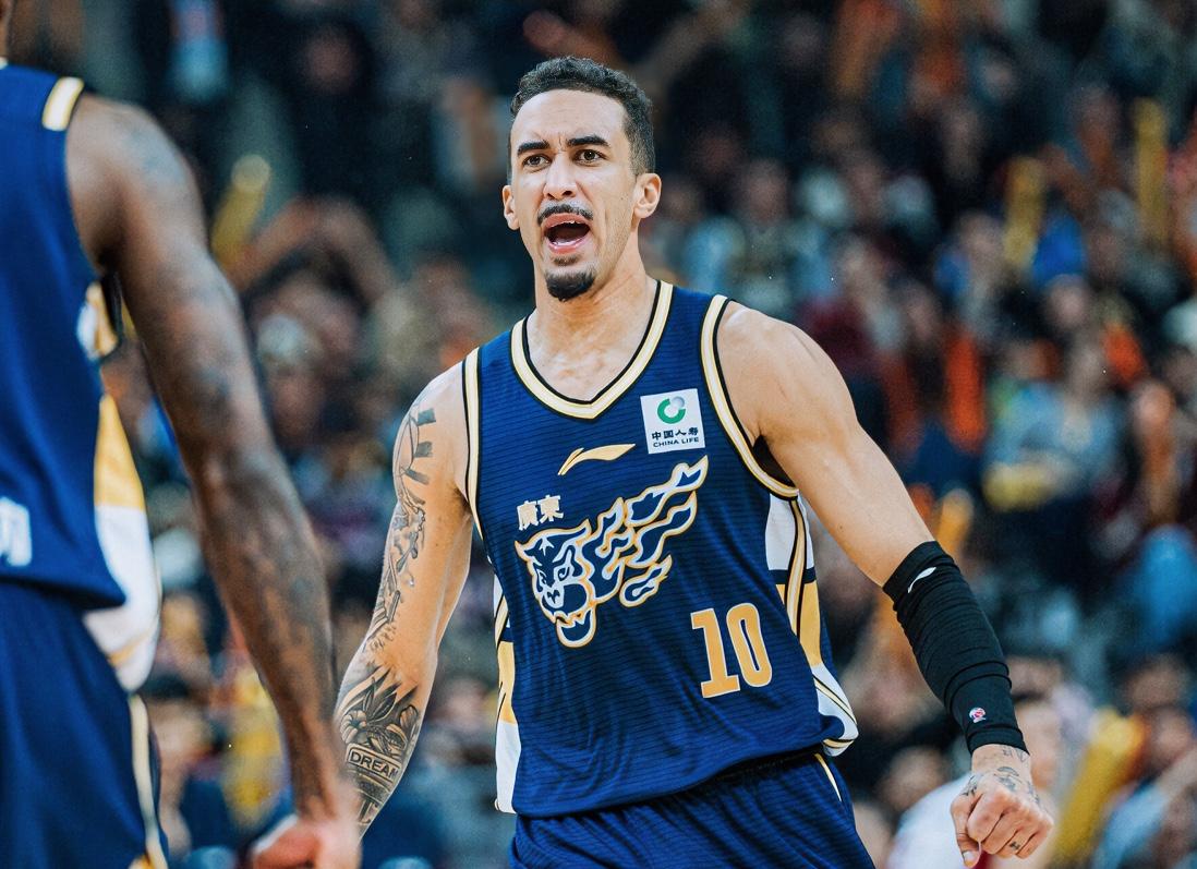 彻底打脸质疑者？广东外援奎因打服众人，绝非虐菜高手，硬仗也是真能扛的。

广东球