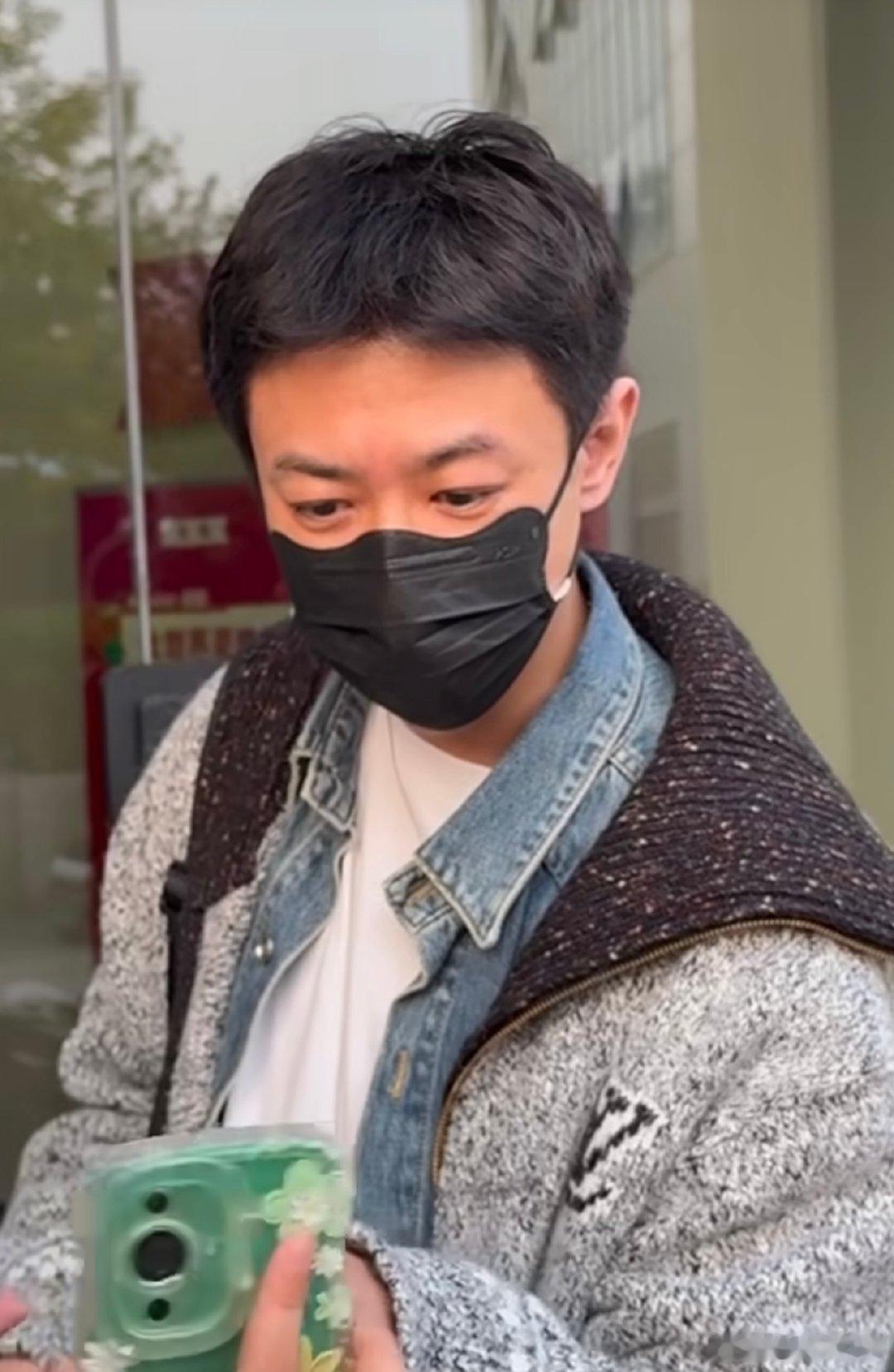 北京798偶遇张维伊 谁这么幸运在798偶遇张维伊啊！短发配口罩还这么帅，居然还