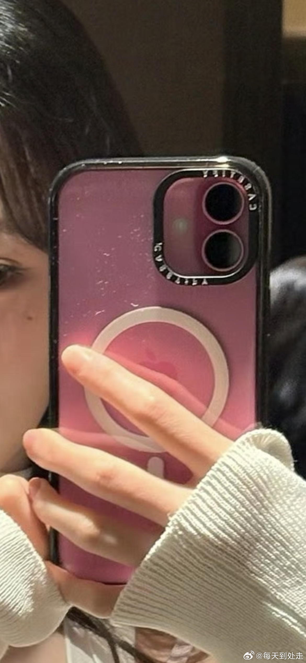 难得刷到一个好看的小姐姐用的是标准版iPhone！ 