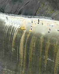 图一：我是真心佩服那些站在最外面的人，他们的心可真大。
图二：不懂就问，像这样的