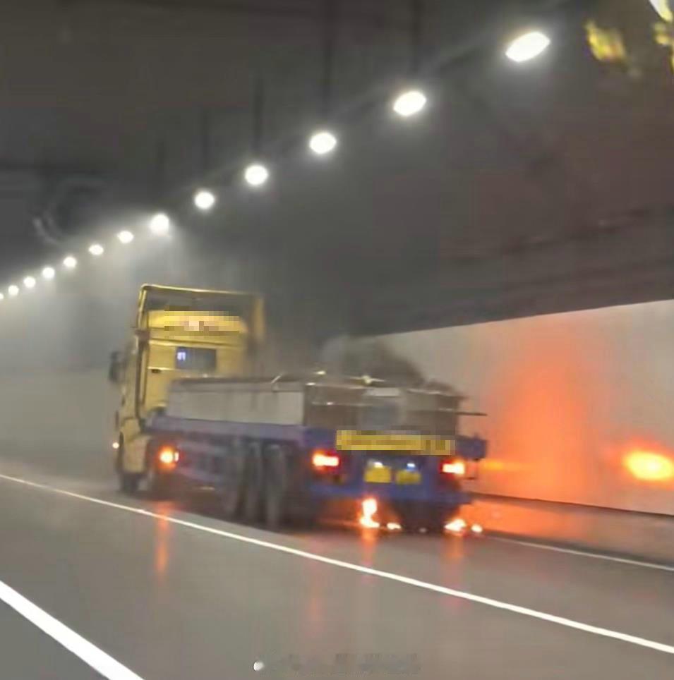 「港珠澳大桥 往港海隧拖頭自燃 一度封閉..」【澳門日報消息】港珠澳大橋海底隧道