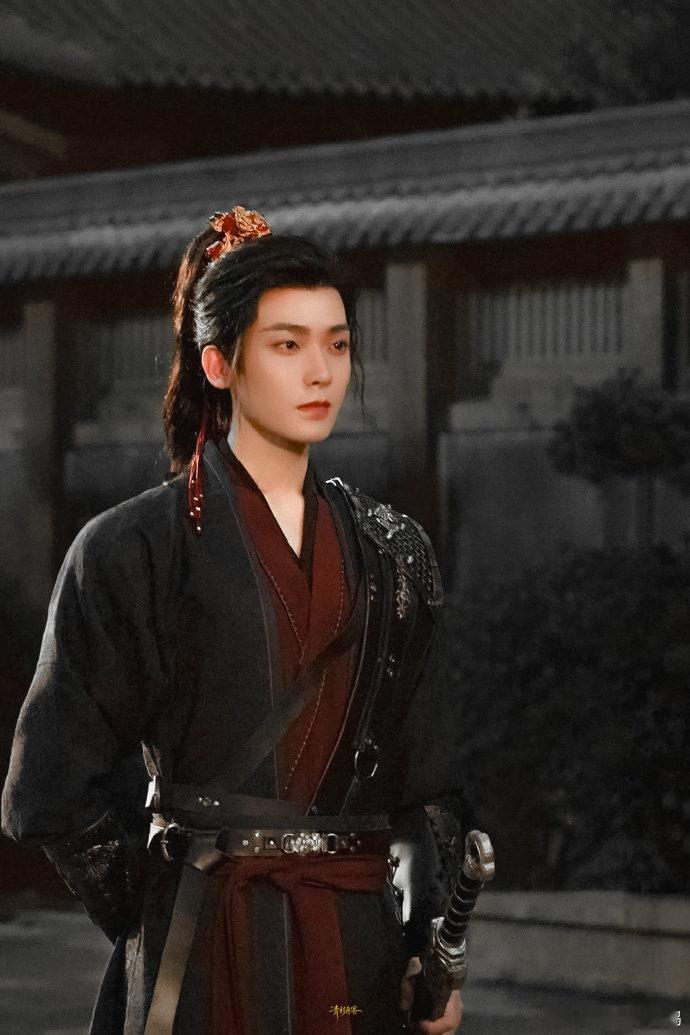 侯明昊打戏全肯定 看得出来背后付出了不少努力，武打节奏把控得当，力道十足又不失美