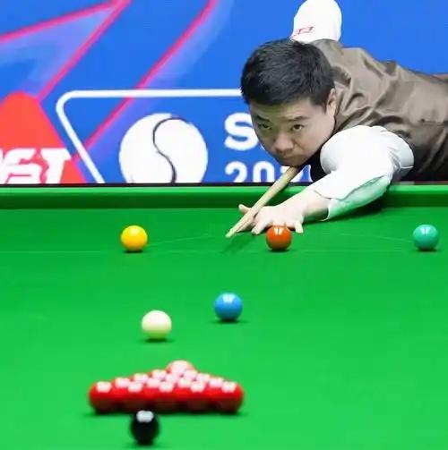 丁俊晖保住了世界前16的排名，直接晋级2026年斯诺克世锦赛32强。
很多人说，
