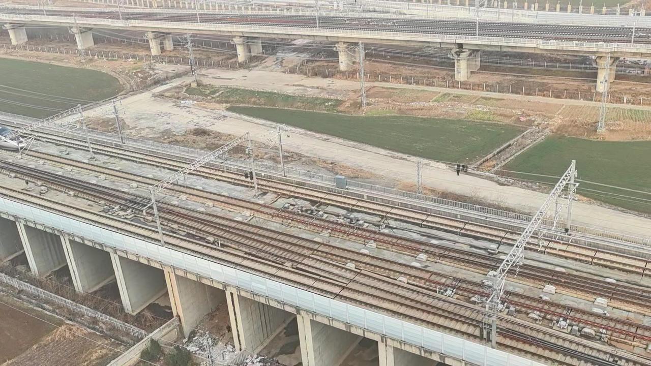 京沪线上的标杆车次G19一路疾驰，直接跨越徐州东向南飞奔，哪怕是出站的金凤凰也追