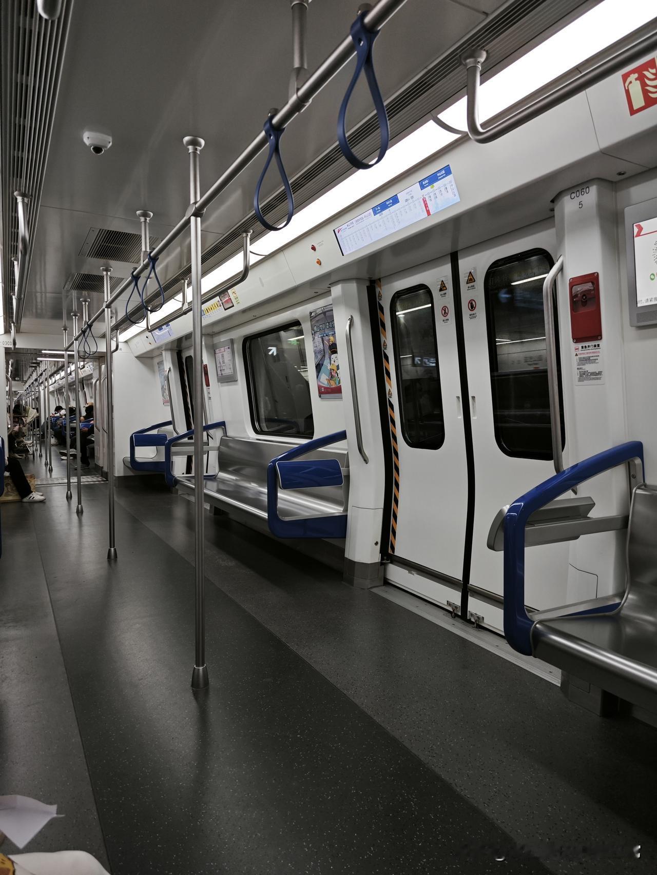 元旦佛山地铁空到能跑马!
 
元旦坐佛山地铁直接看傻了！车厢里空旷得能随便躺，座