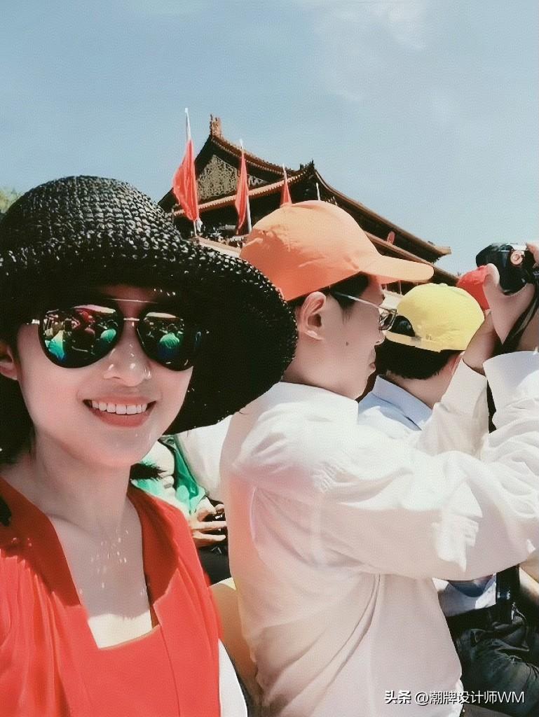 周涛不愧是昔日“央视一姐”，在天安门前阅兵观礼，特意穿了一袭中国红连衣裙也是绝了
