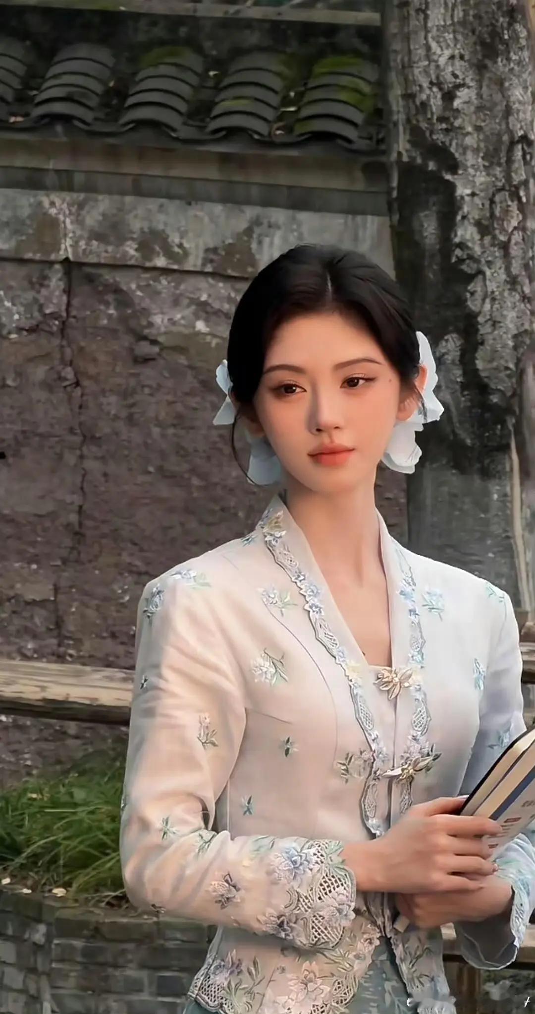 鞠婧祎是不是动了人中啊，有点突兀呢 ​​​