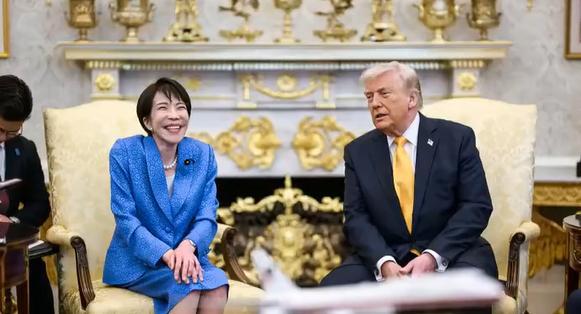 日本首相的夸张笑容让人反感。在访美国期间，她与美国总统特朗普在一起的时候，其笑容