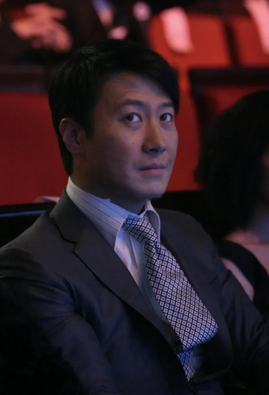谁能想到，黎明竟是四大天王里发展相对平淡的一个，颜值变化也比较明显。 这边刘德华