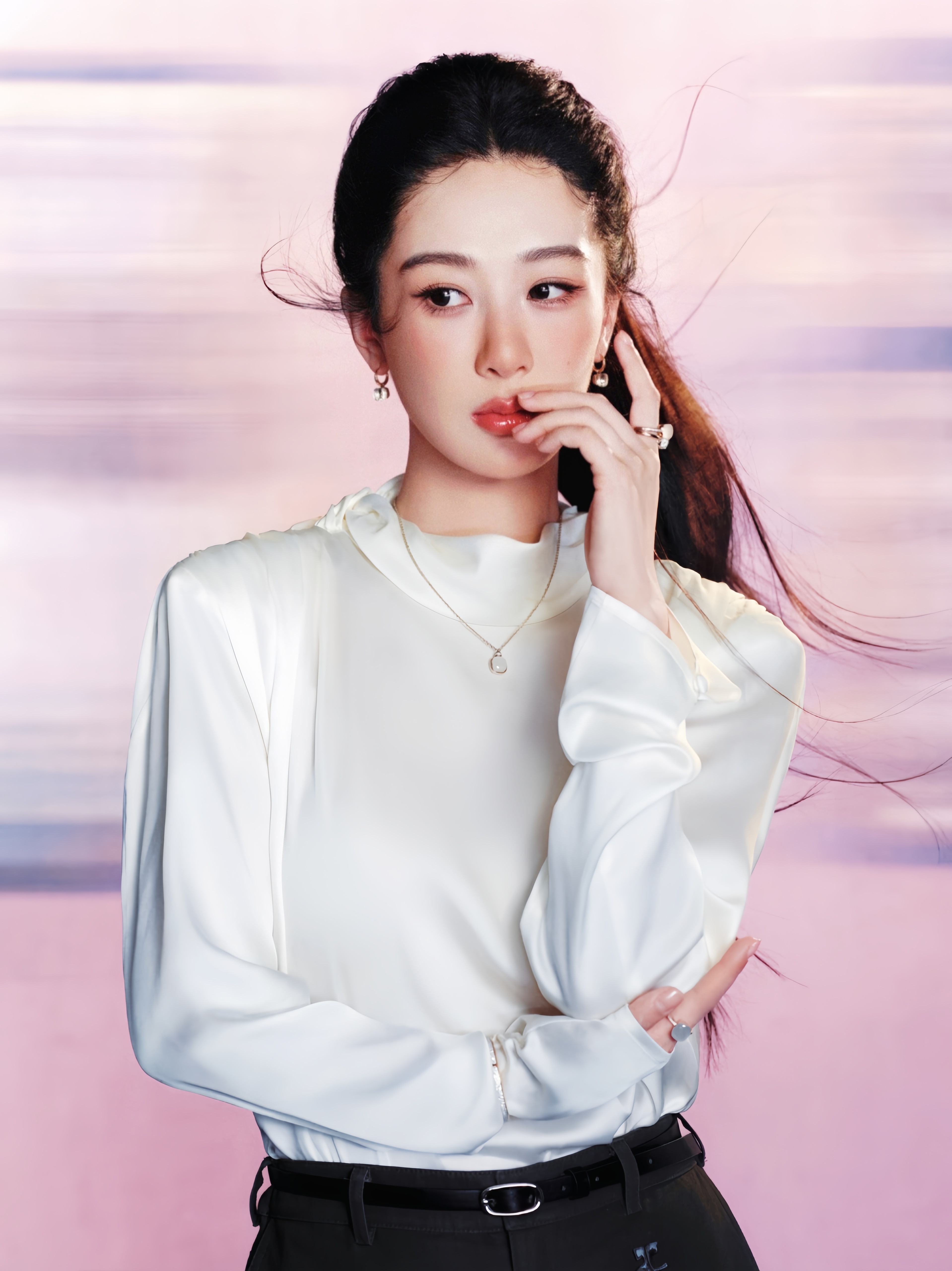 杨紫杨紫董竹君yz杨紫玉兰花开君再来"角色赋予温度，初心承载重量，每一份付出皆有