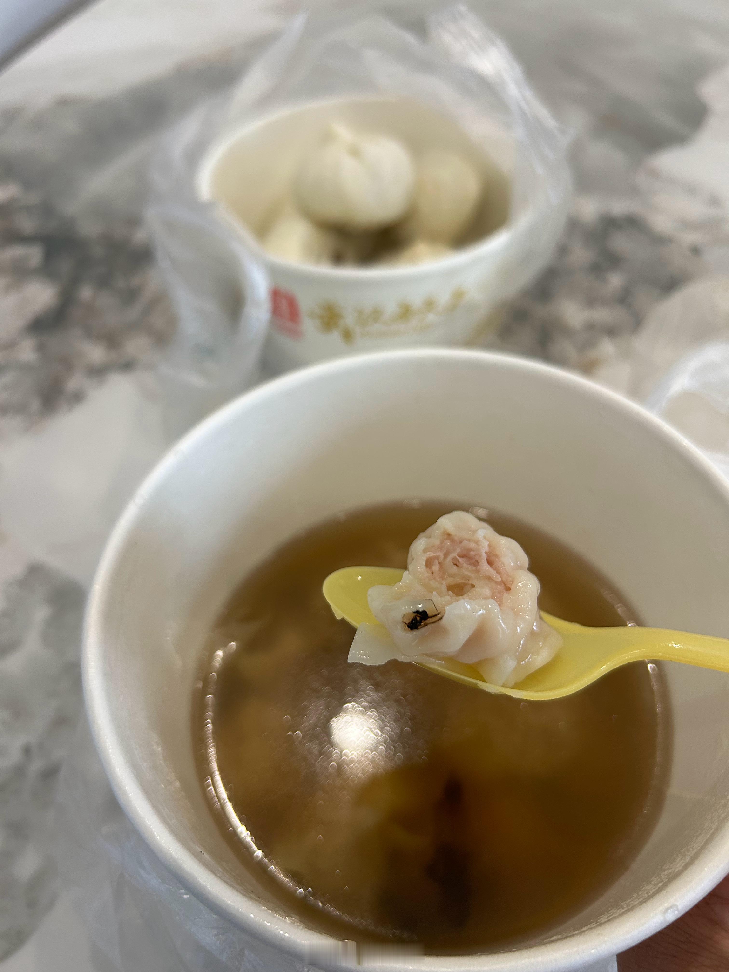 小区楼下新开的馄炖店第一次吃，就中奖了 武汉