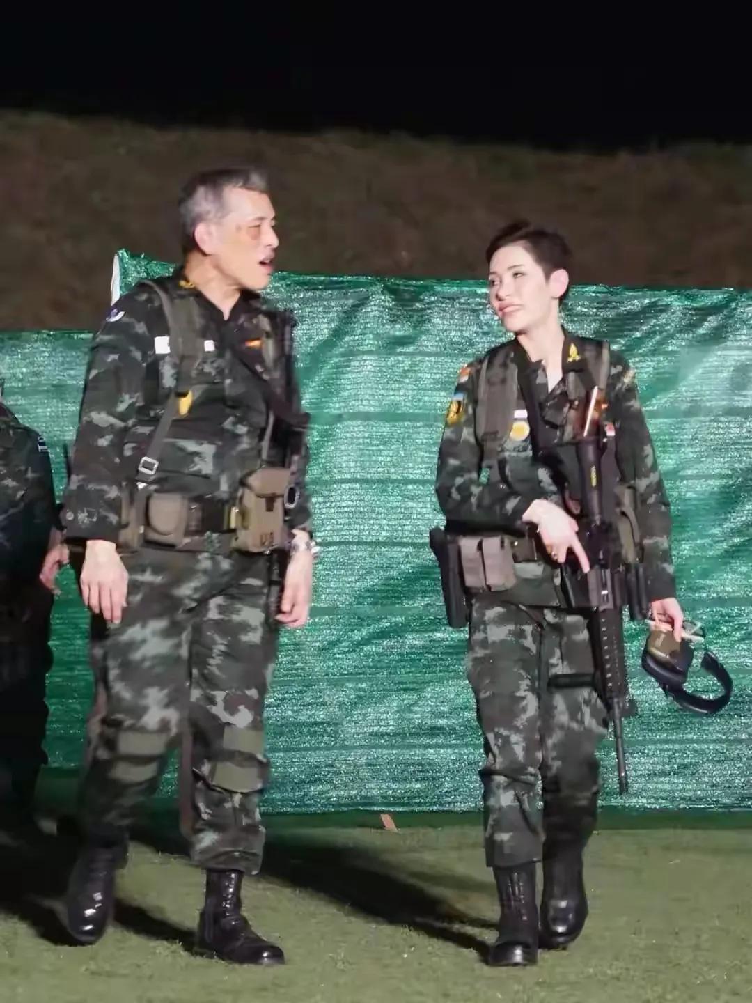 原来泰王和西拉米，诗妮娜还有王后都穿过军装。当时还没和柬埔寨开火，他们脸上也没有