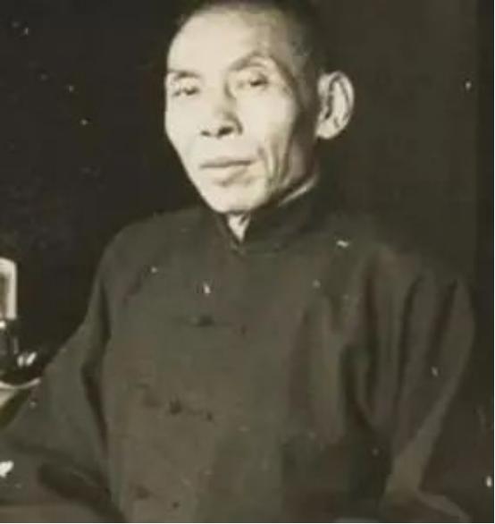 1918年，杜月笙去歌舞厅会友，突然，他一手搂住舞女的腰，另一只手要伸进她的胸口